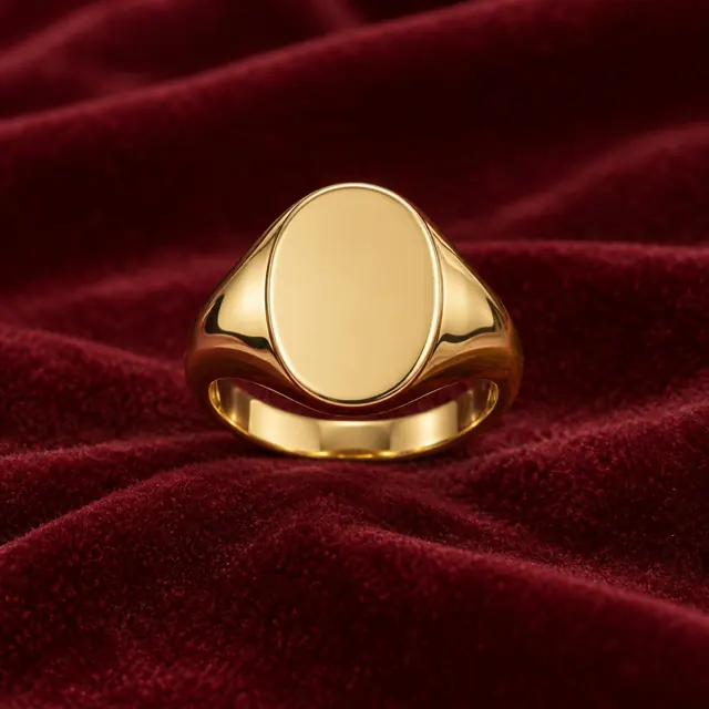 The oval signet · polished gold finish